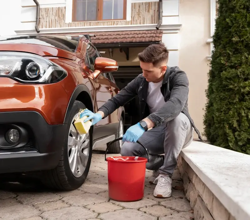 Lavage auto à domicile Marcilly-le-Hayer : professionnel intervenant sur un véhicule